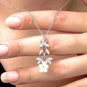 NEW Beautiful 925 Sterling Silver Diamond &  Mother of Pearl Flower Necklace
